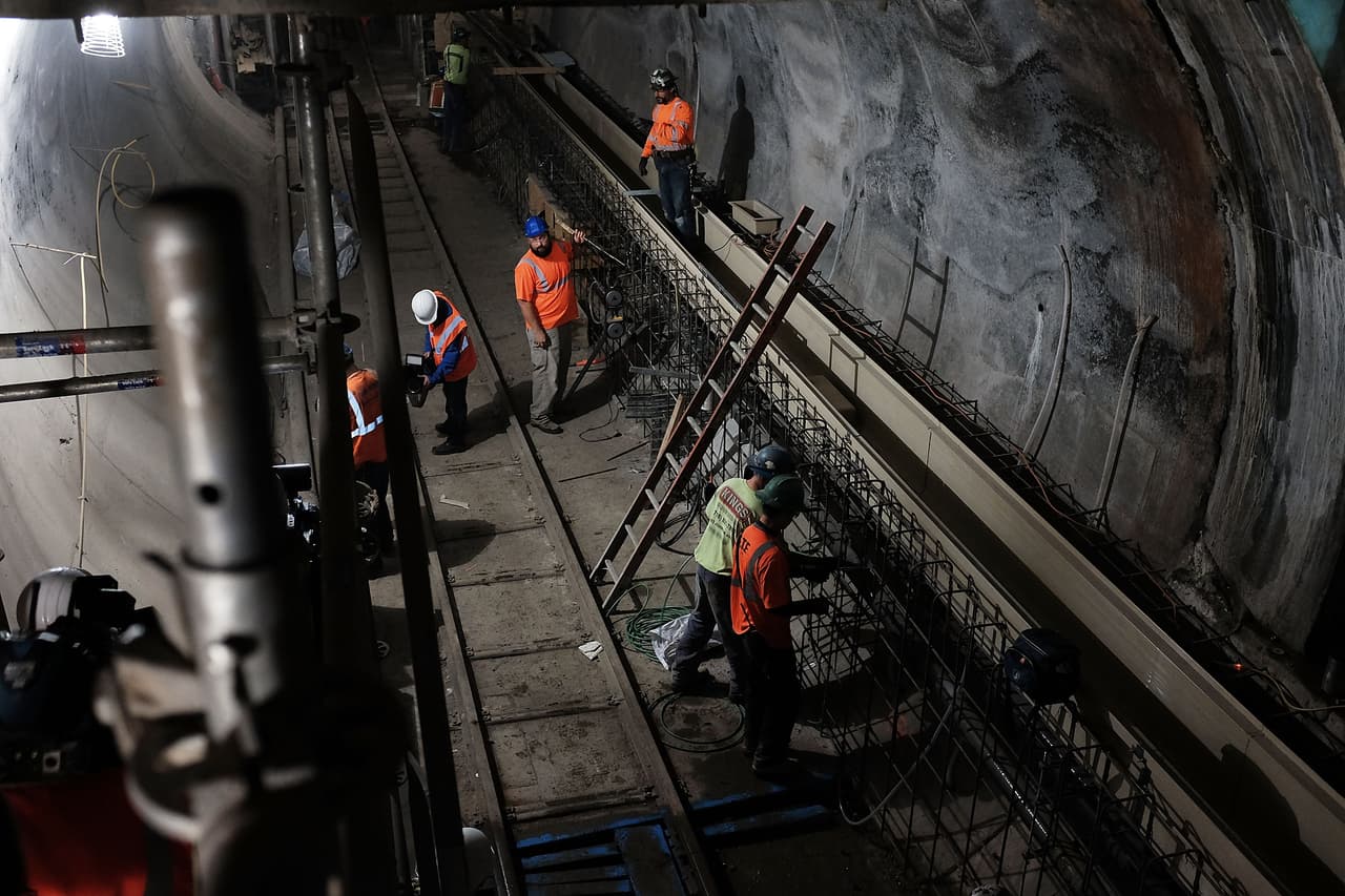 Obreros trabajan en la construcción del túnel en el Este de Manhattan y se trata de una de las infraestructuras más grandes de la nación.