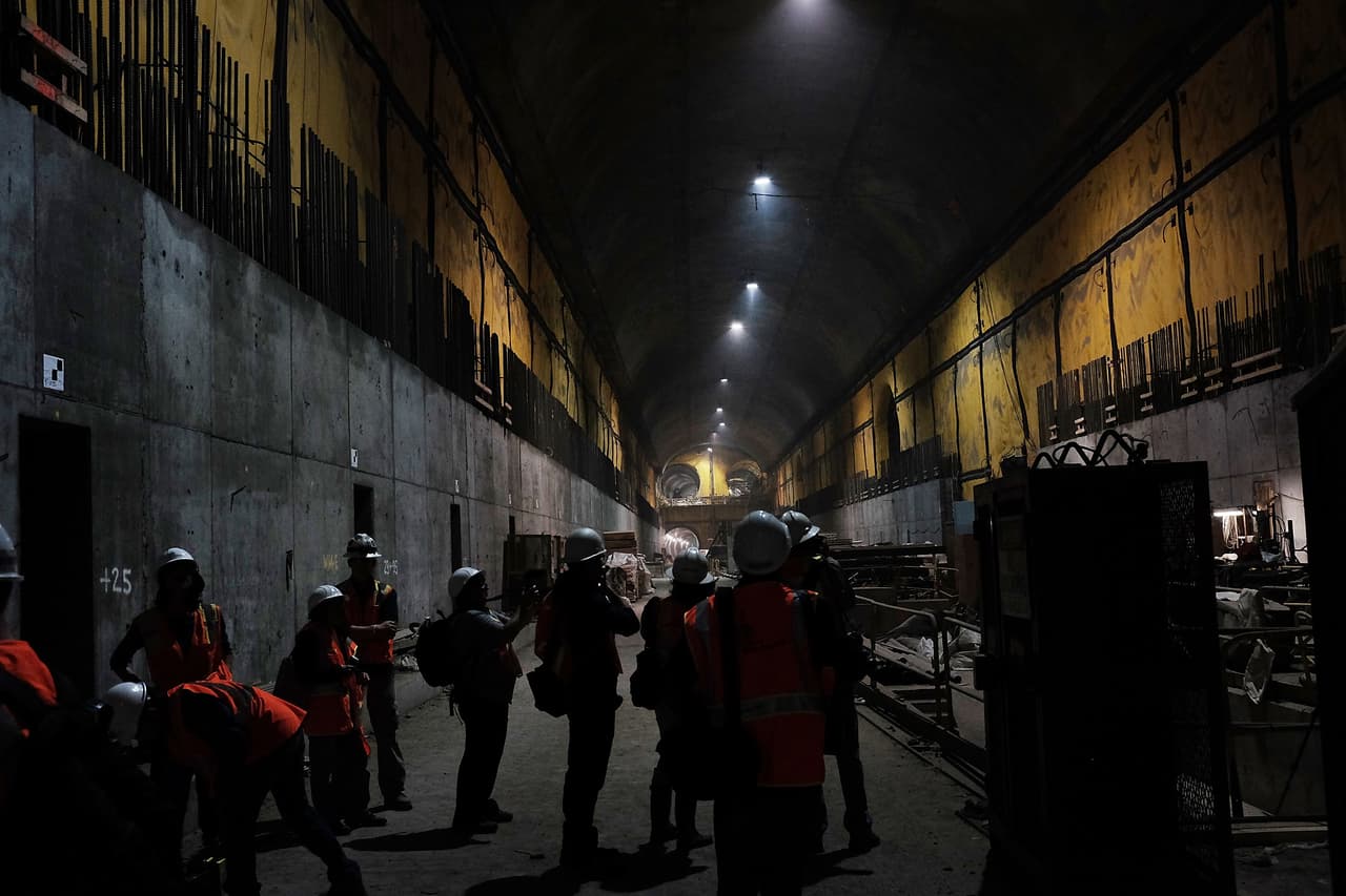 Obreros trabajan en la construcción del túnel en el Este de Manhattan y se trata de una de las infraestructuras más grandes de la nación.