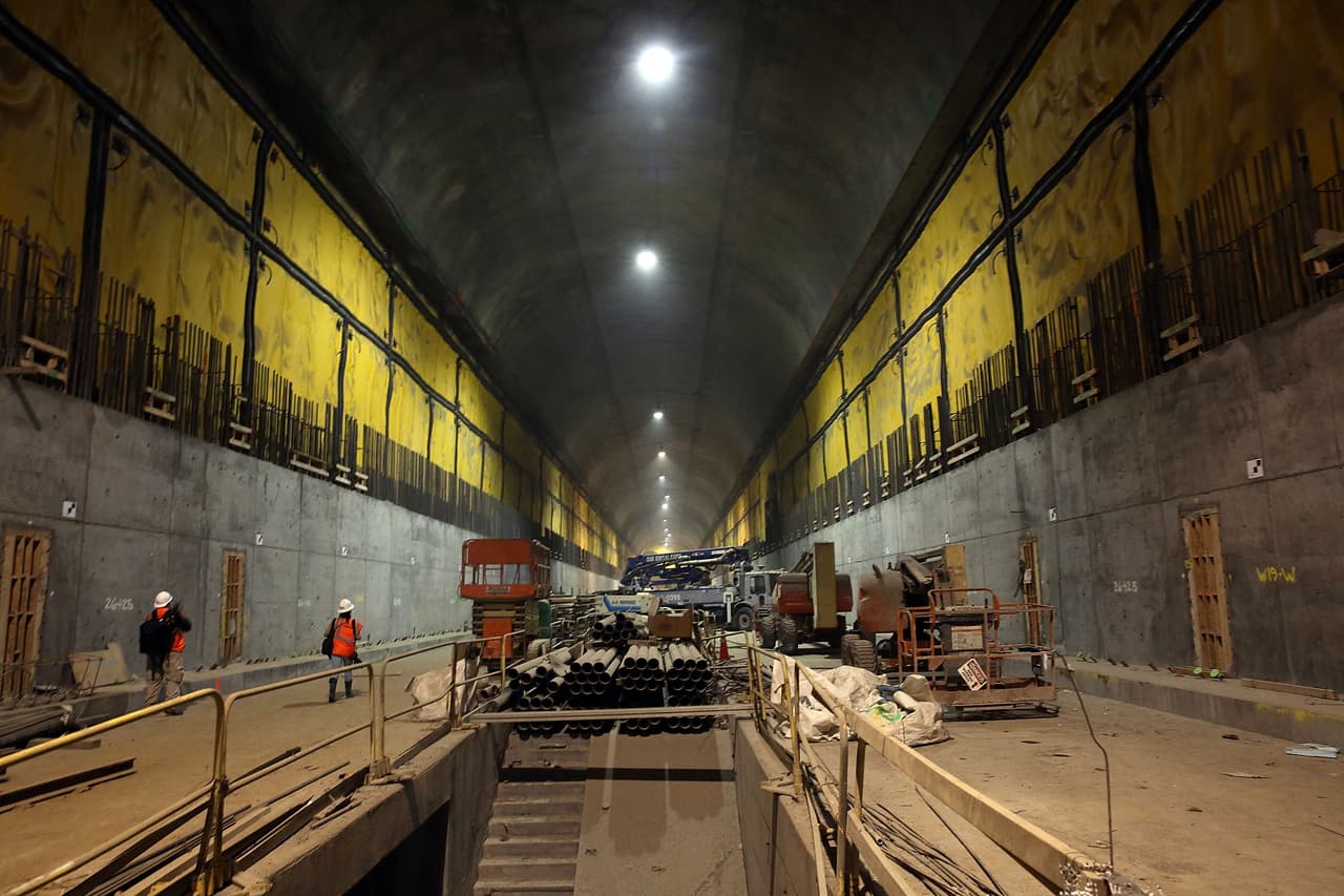 Obreros trabajan en la construcción del túnel en el Este de Manhattan y se trata de una de las infraestructuras más grandes de la nación.