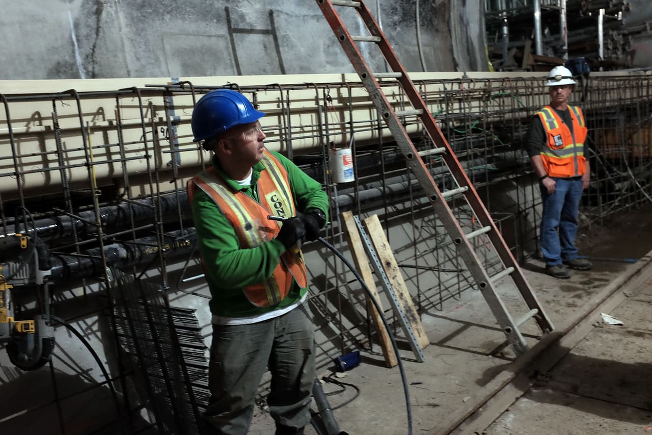 Obreros trabajan en la construcción del túnel en el Este de Manhattan y se trata de una de las infraestructuras más grandes de la nación.