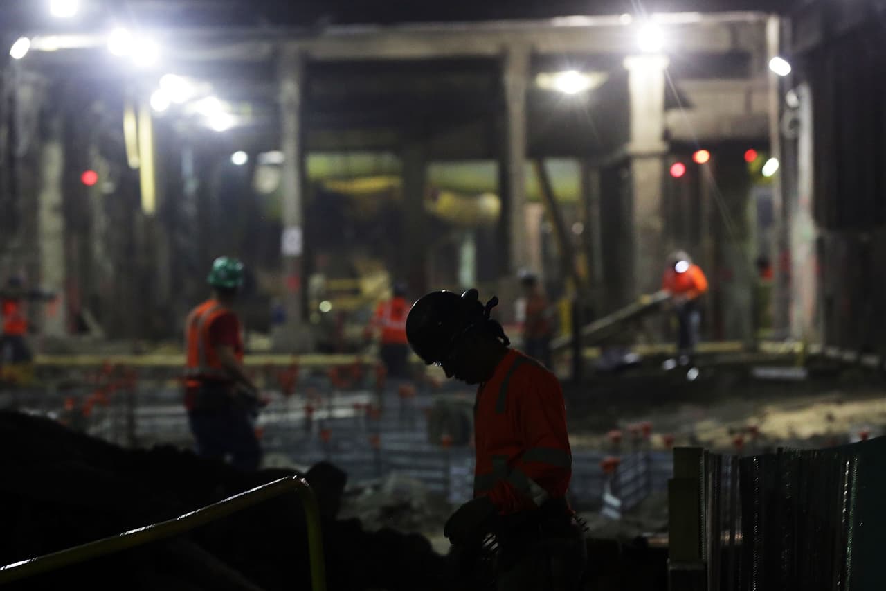 Obreros trabajan en la construcción del túnel en el Este de Manhattan y se trata de una de las infraestructuras más grandes de la nación.