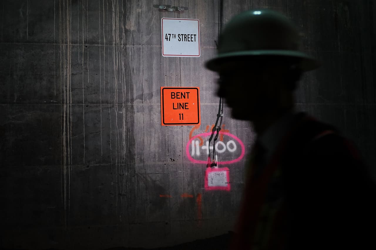 Obreros trabajan en la construcción del túnel en el Este de Manhattan y se trata de una de las infraestructuras más grandes de la nación.