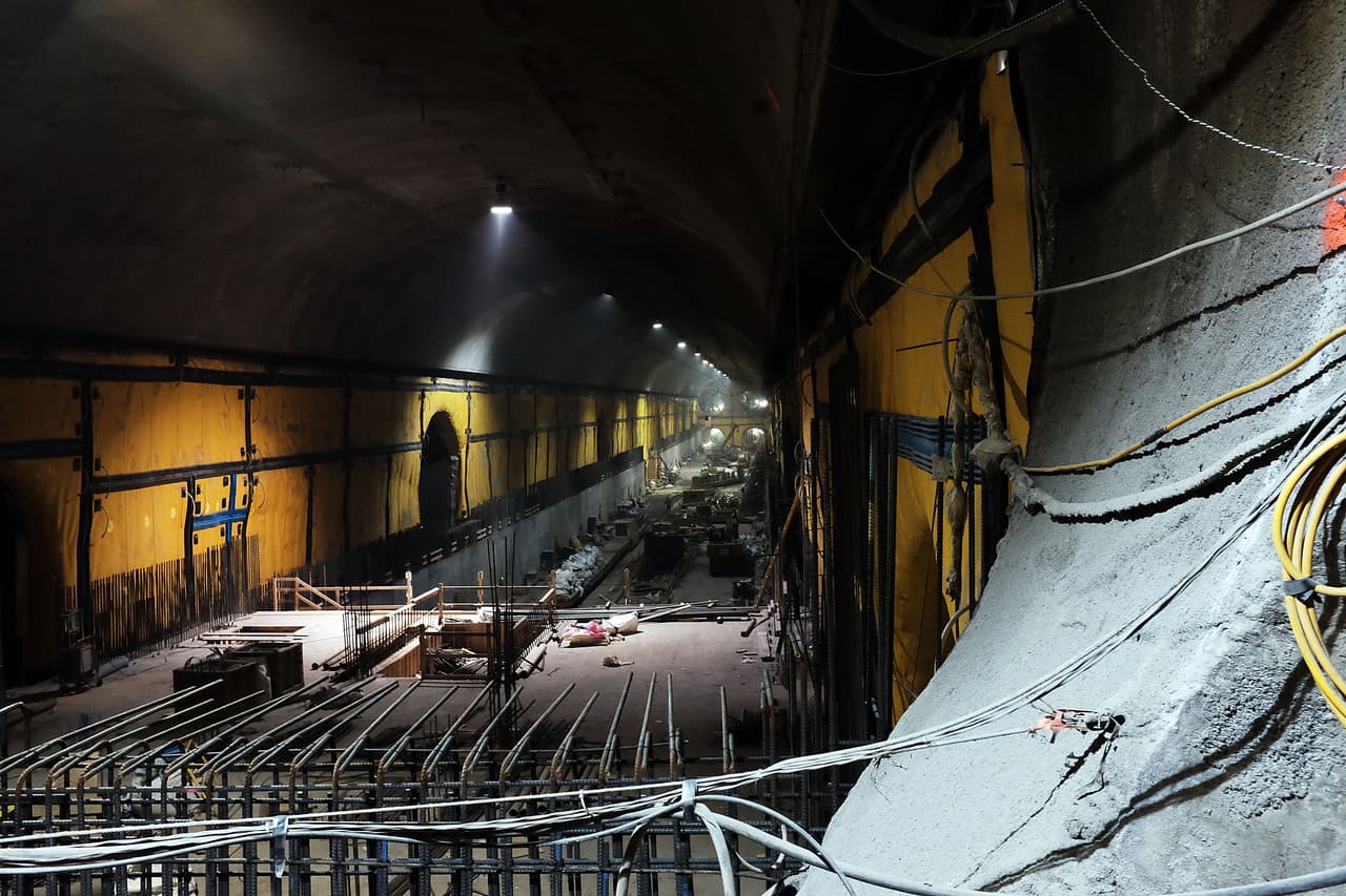 Obreros trabajan en la construcción del túnel en el Este de Manhattan y se trata de una de las infraestructuras más grandes de la nación.