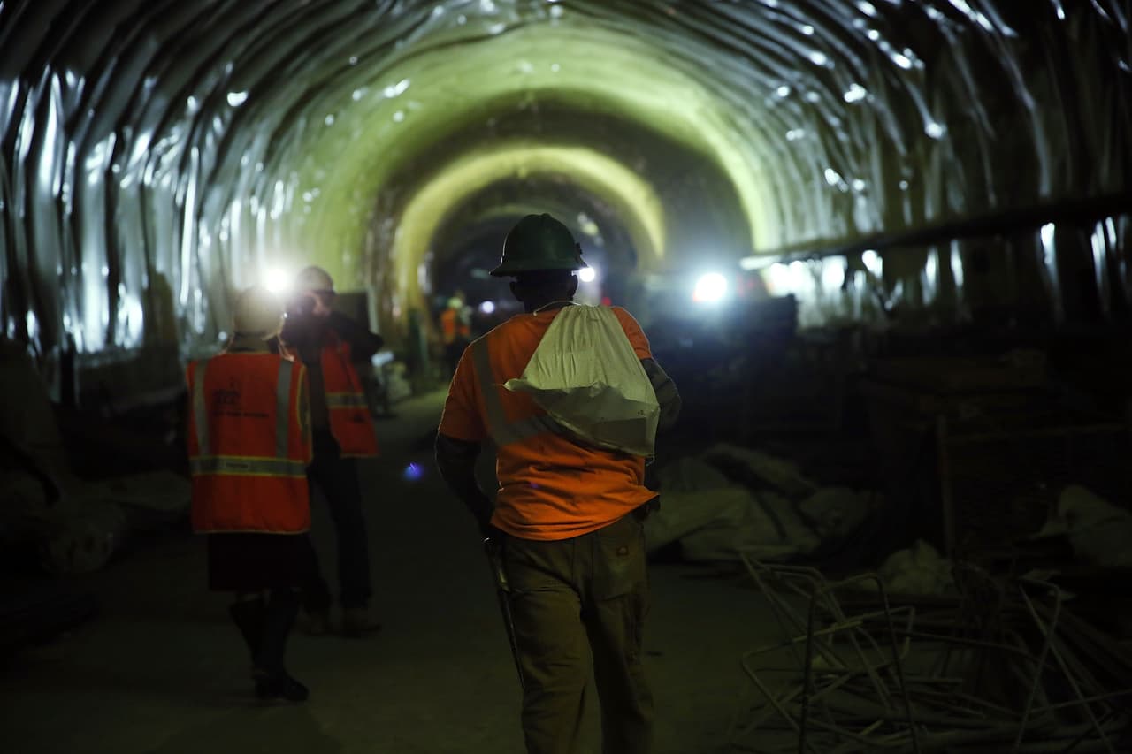 Obreros trabajan en la construcción del túnel en el Este de Manhattan y se trata de una de las infraestructuras más grandes de la nación.