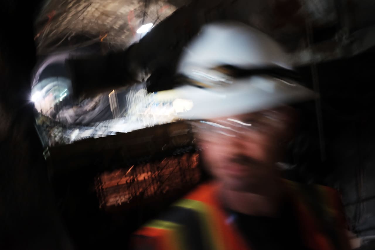 Obreros trabajan en la construcción del túnel en el Este de Manhattan y se trata de una de las infraestructuras más grandes de la nación.