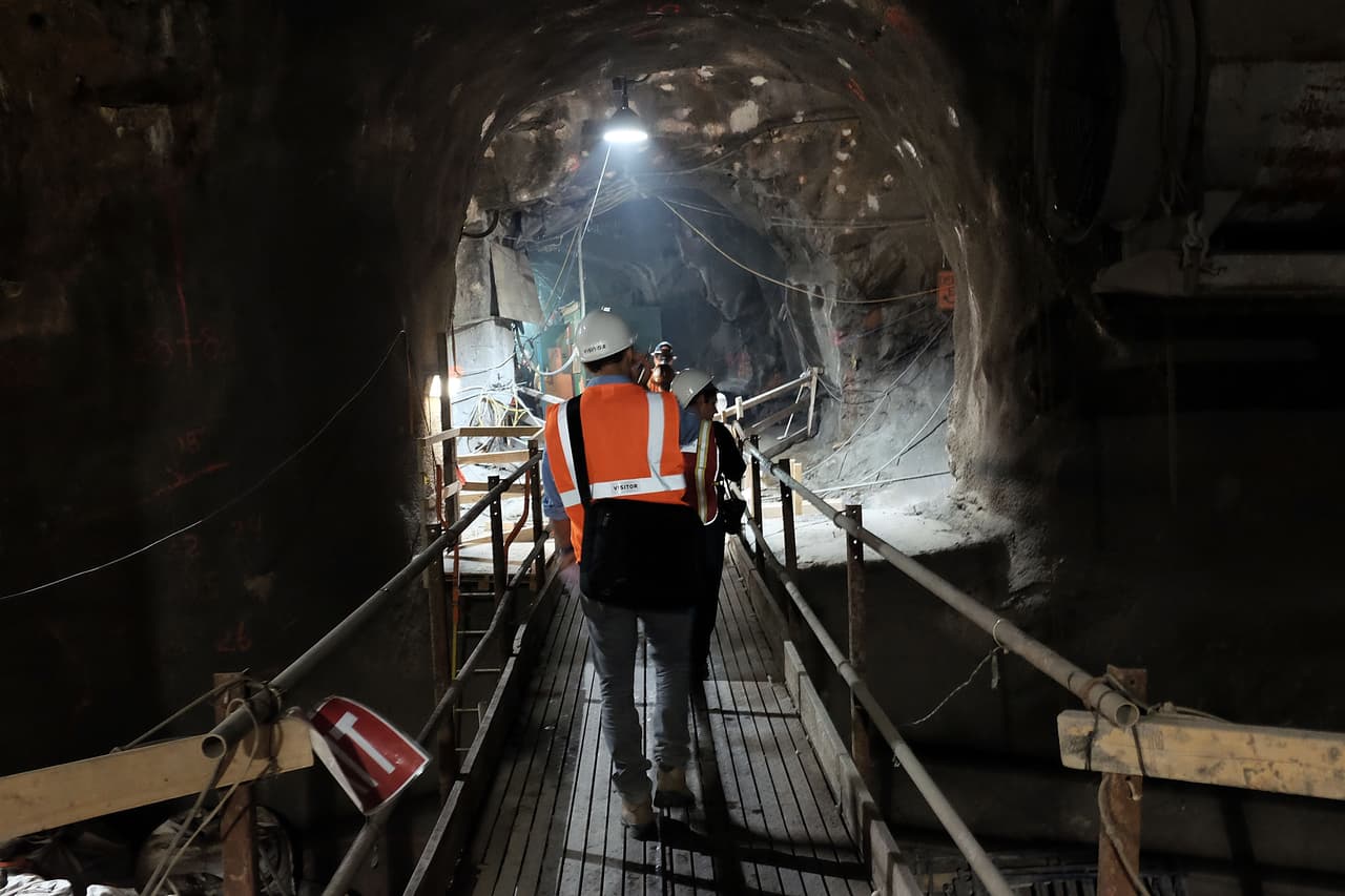Obreros trabajan en la construcción del túnel en el Este de Manhattan y se trata de una de las infraestructuras más grandes de la nación.
