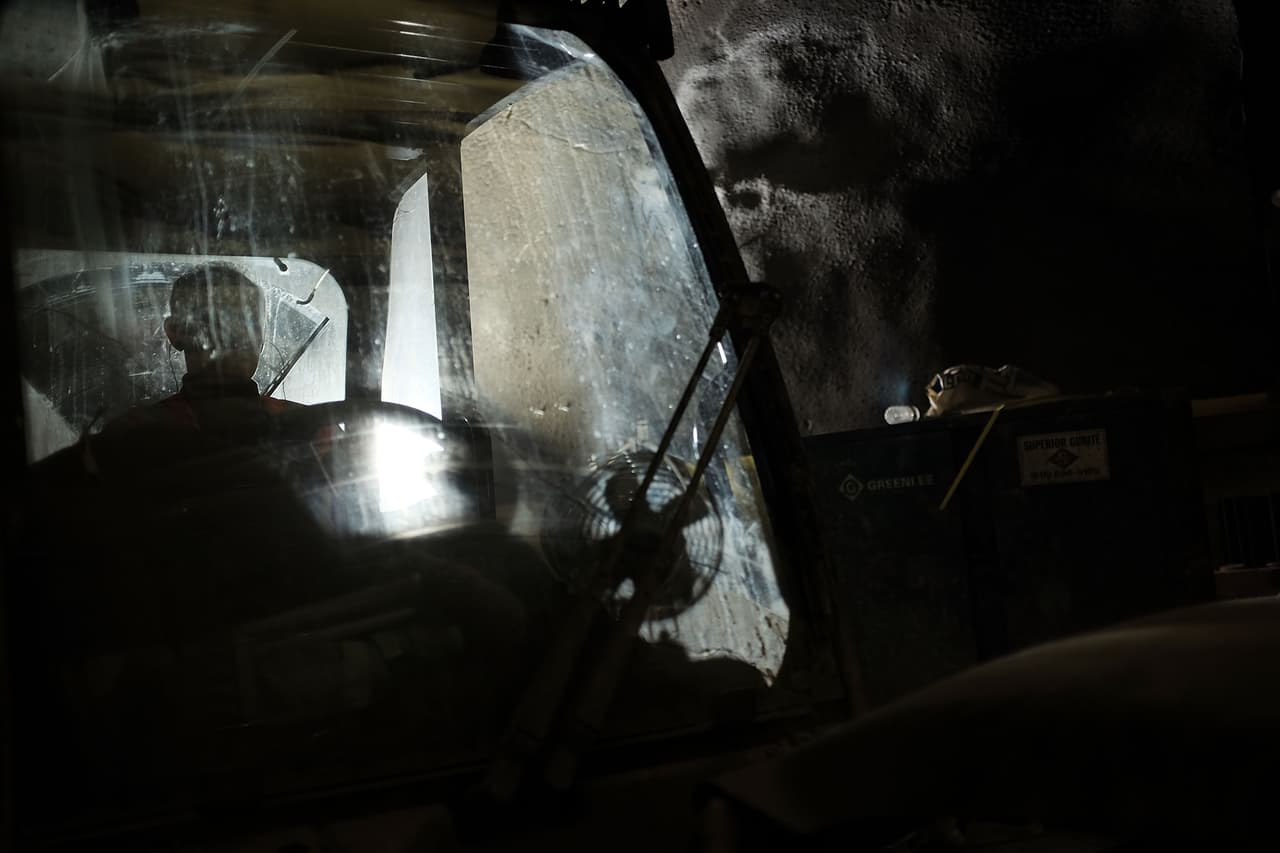 Obreros trabajan en la construcción del túnel en el Este de Manhattan y se trata de una de las infraestructuras más grandes de la nación.