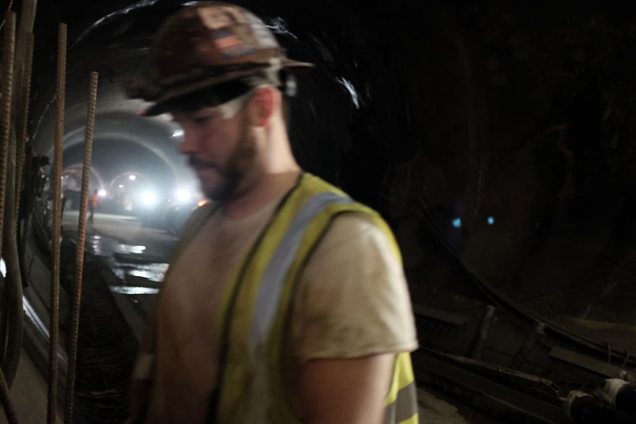 Obreros trabajan en la construcción del túnel en el Este de Manhattan y se trata de una de las infraestructuras más grandes de la nación.