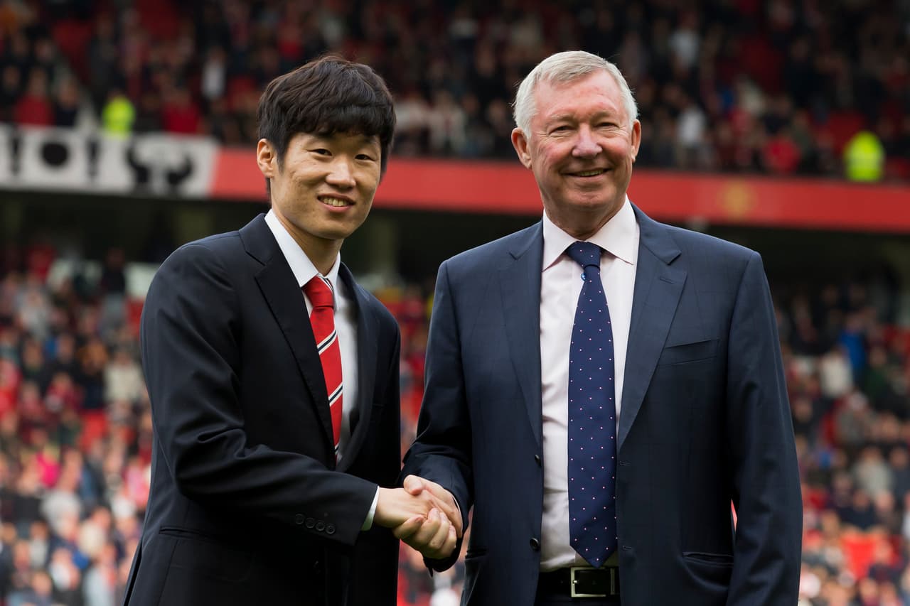 Antes de comenzar su exitosa carrera como director técnico, Alex Ferguson fue un asesino en el área y cuando jugaba en Escocia consiguió el título de goleo en la temporada de 1965-1966.