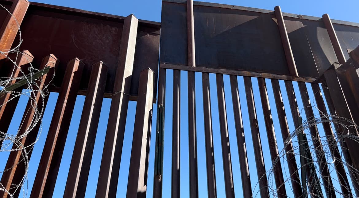 El alambre que fue instalado en el muro fronterizo durante la administración Trump lo han cortado en varias partes para saltar por esas áreas.