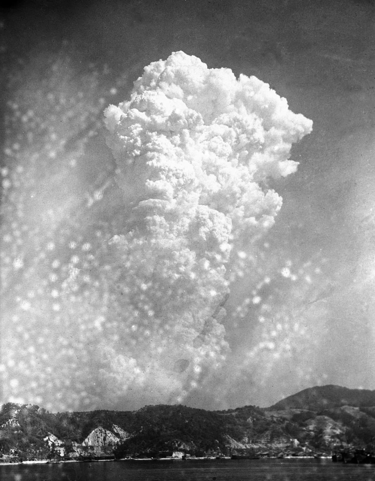 El humo se elevó más de 20,000 pies sobre Hiroshima el 6 de agosto de 1945, despúes de la explosión de la bomba.