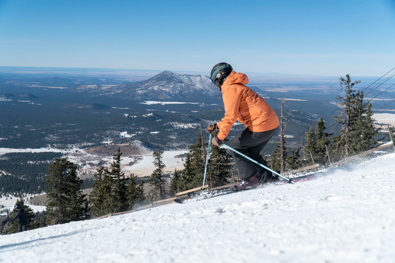 Arizona Snowbowl indica que las operaciones del sitio serán distintas a las del año pasado debido a la pandemia que se vive por el coronavirus.
<br>
<br>
<h3 class="cms-H3-H3"><a href="https://www.univision.com/local/arizona-ktvw/arizona-snowbowl-reabrira-para-la-temporada-de-esqui-2020-21">Ante la reapertura, estas son las nuevas reglas:</a></h3>
<br> -Se requerirán mascarillas.
<br> -El acceso a los espacios como los restaurantes y baños del resort, serán limitados.
<br> -El acceso a Arizona Snowbowl puede estar limitado durante las horas pico, como los fines de semana o feriados.