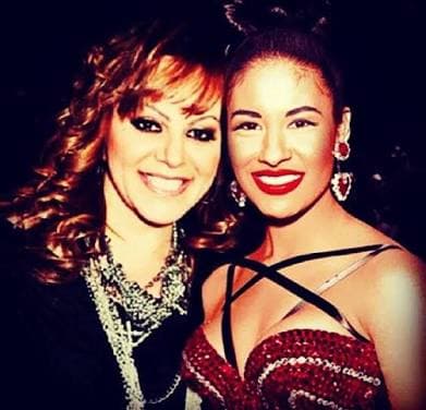 Las dos fueron las más grandes intérpretes del Tex Mex, y ambas tuvieron finales trágicos y brutales. A Selena Quintanilla la asesinó Yolanda Saldívar en 1995 y en 2012 Jenni Rivera se estrelló en un avión. Sin embargo, ambas dejaron un legado inolvidable para cientos de miles de fans.