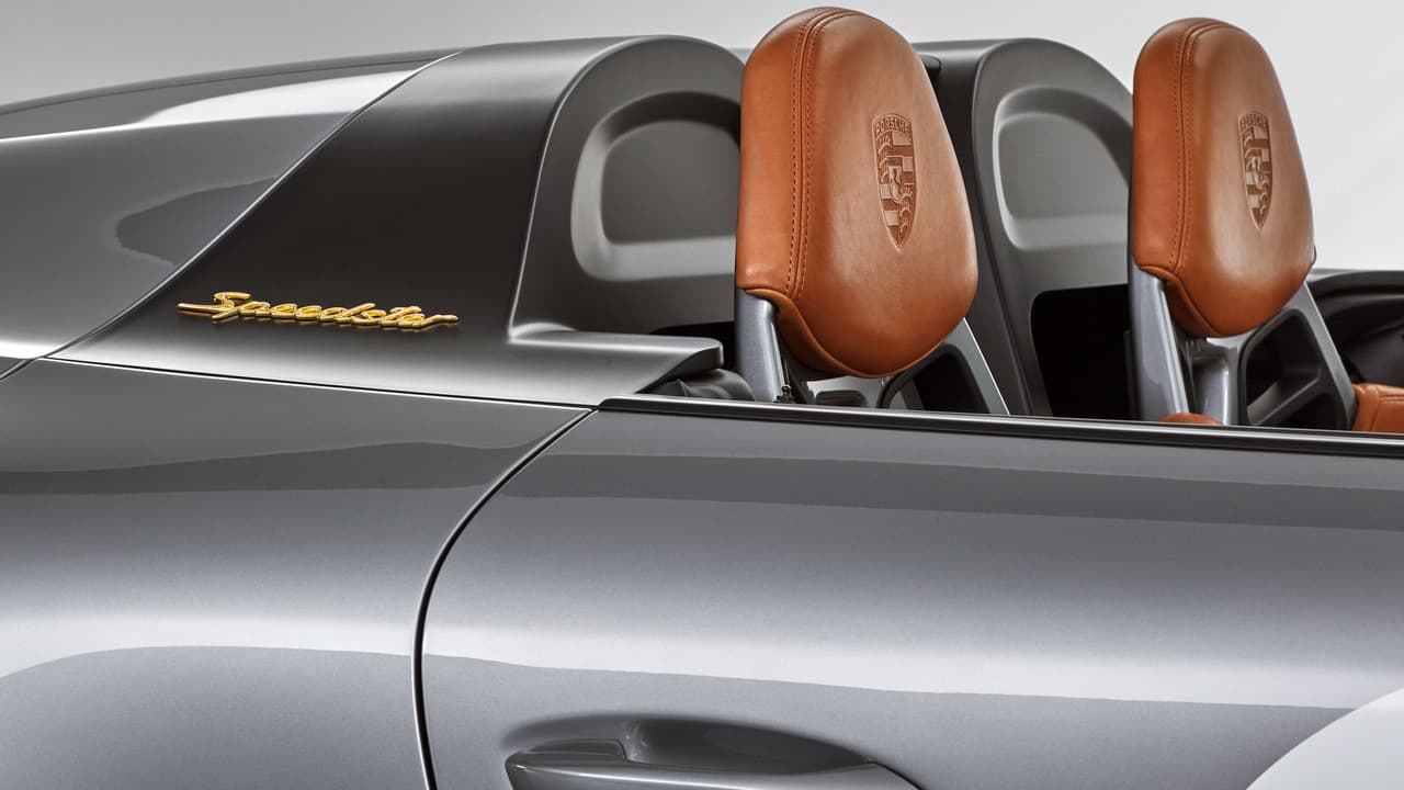 El “pilar B” y el paragolpes posterior llevan los logos dorados “Speedster”.