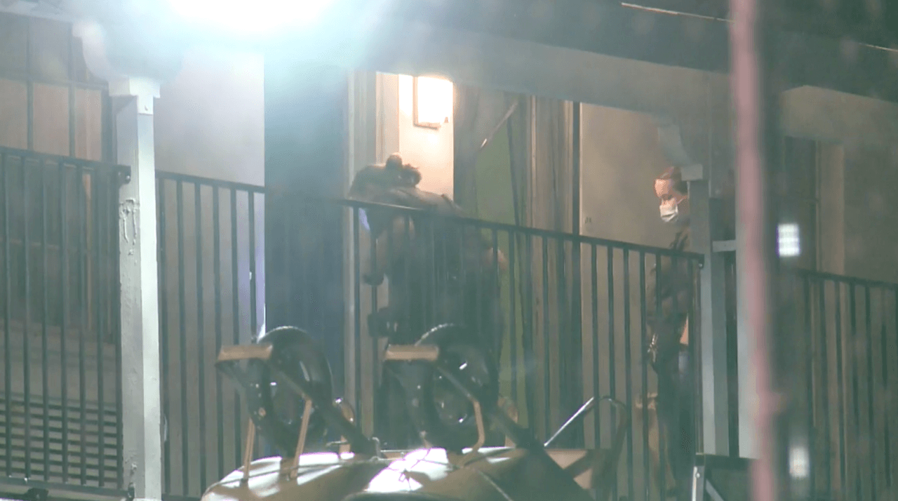 La policía dice que el tiroteo ocurrió en la parte trasera del motel.