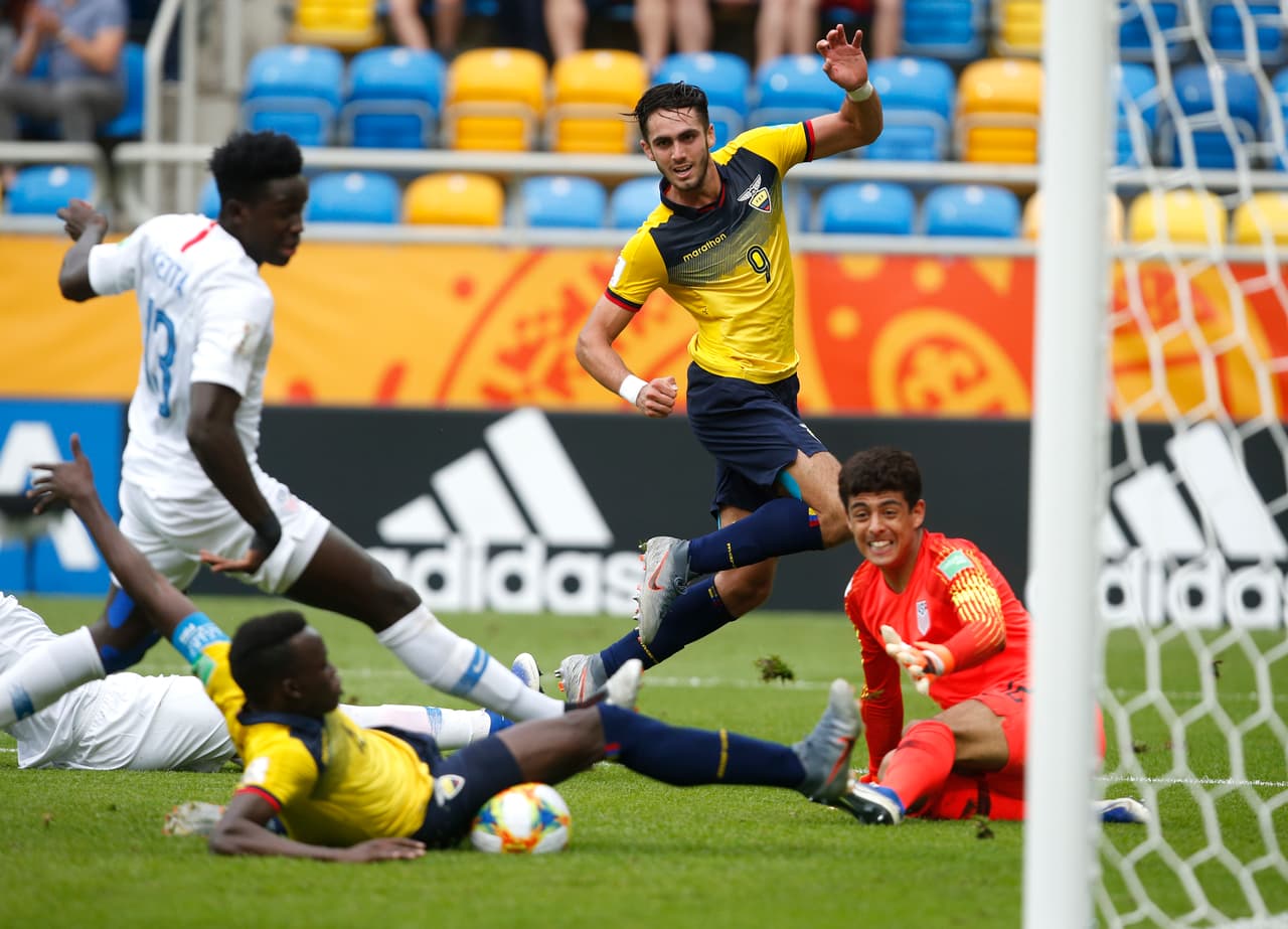 Exigido, conectando la pelota con los glúteos, el defensor logró desequilibrar el partido una vez más en favor de su país.