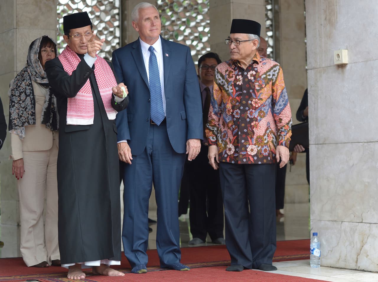 Pence y su familia entrando descalzos a la mezquita más importante de Yakarta, en Indonesia