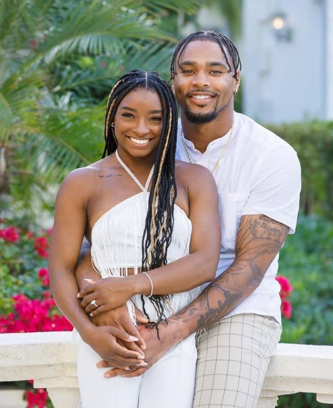 <b>#10 Simone Biles y Jonathan Owens</b>
<br>La reconocida gimnasta expresó el ‘Sí’ más fácil de su vida cuando su novio, el jugador de americano, Jonathan Owens, se hincó y 
<a href="https://www.univision.com/famosos/simone-biles-comprometida-jonathan-owens-anillo-de-compromis-detalles">le pidió su mano en matrimonio</a>.