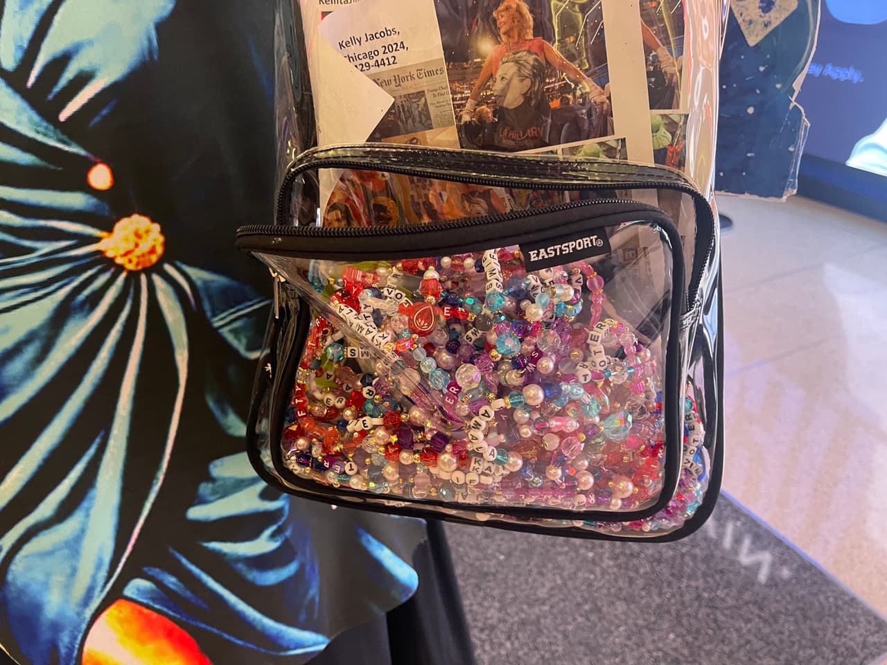 Kelly Jacobs dijo que se tarda 
<b>15 minutos</b> en cada una de estas pulseras, conocidas como “friendship bracelets”. Dice que muchos de los seguidores de 
<b><a href="https://www.univision.com/local/nueva-york-wxtv/taylor-swift-conciertos-viena-cancelados-presunto-atentado-isis-video" target="_blank">Taylor Swift </a></b> se podrían ver influenciados a votar, si ella toma una postura; lo cual aún no ha hecho.