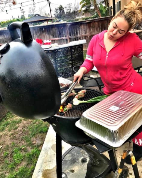 Y bien que sabe cómo festejar, como cuando cocinó para la tarde del Super Bowl.