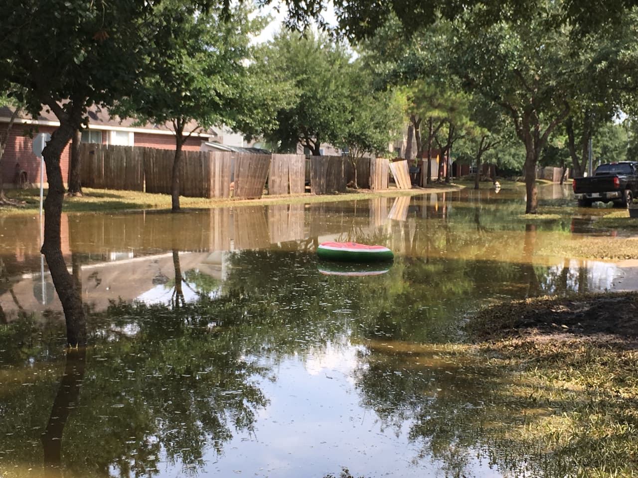 Cuando las autoridades autorizaron el ingreso de residentes al vecindario Canyon Gates, las calles aún estaban intransitables.