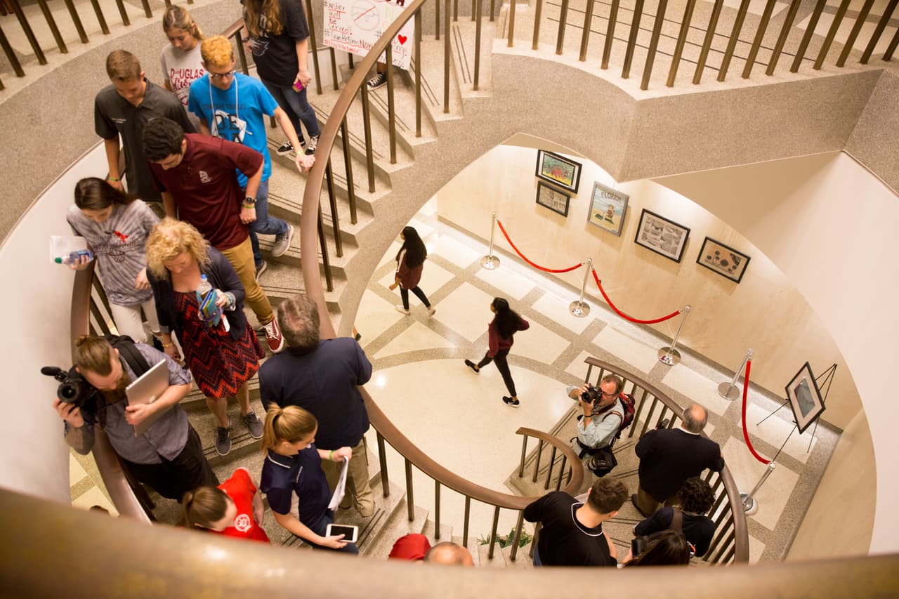 Los alumnos de la secundaria de Parkland fueron divididos en pequeños grupos que caminaban de una oficina a otra dentro del palacio legislativo.