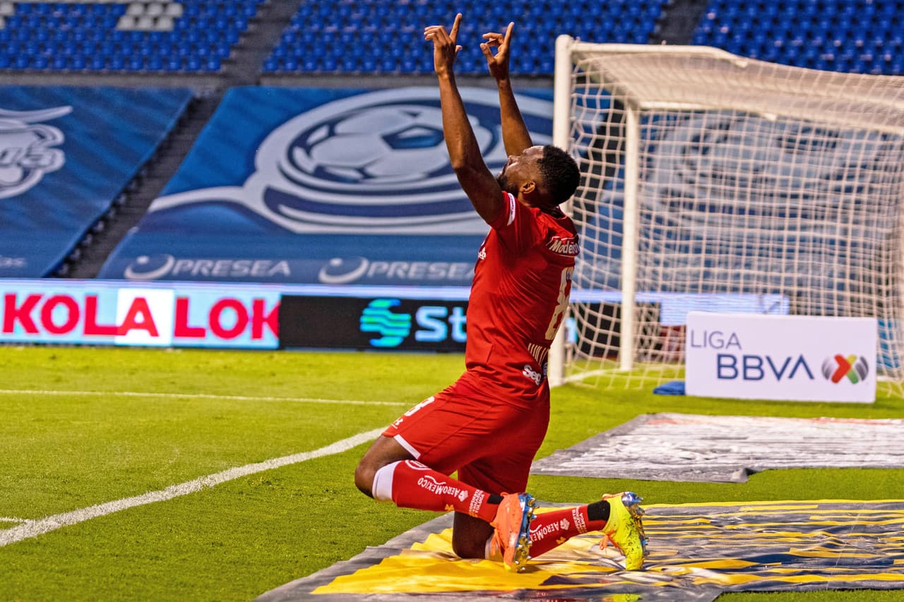 Da Silva, de Toluca, con las manos al aire previo al partido.