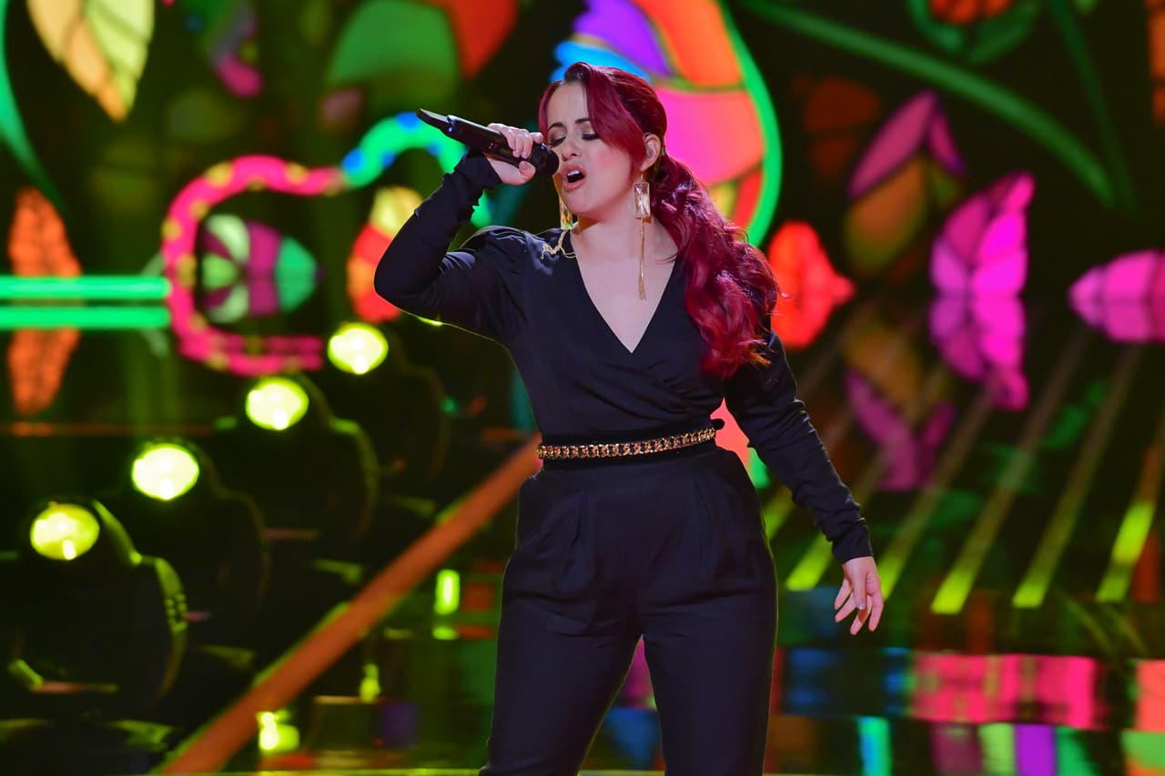 La cubana debió volver al escenario, en esta segunda oportunidad (la que le daba el show para atraer todos los votos de la audiencia), 
<a href="https://www.univision.com/shows/reina-de-la-cancion/wanda-lopez-canta-casate-conmigo-para-pedir-el-voto-popular-y-poder-seguir-en-competencia-video" target="_blank">Wanda cantó 'Cásate conmigo'</a>.