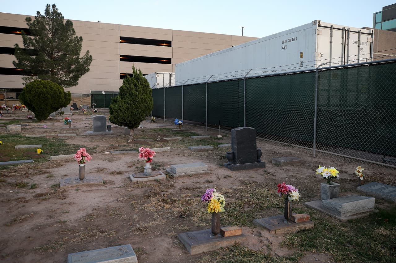 Un trailer que es utilizado como una morgue temporal espera a un lado de un cementerio en El Paso, Texas, en esta imagen del viernes 13 de noviembre. La agencia federal para la administración de emergencias (FEMA) envió estos vehículos debido al alarmante aumento de muertes en El Paso.