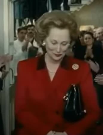 Sin embargo, cuando Thatcher se ve obligada a renunciar como primer ministra se le ve usando un traje color rojo. Esto representa su determinación y seguridad para seguir luchando con la situación que se le presenta.
<br>