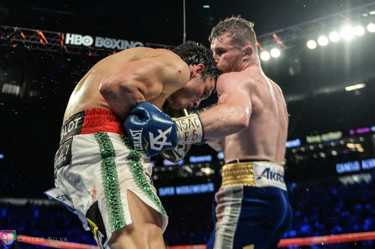 Te acercamos a los golpes que se dieron Saúl 'Canelo' Álvarez en contra de Julio César Chávez Jr., imágenes que te harán sentir en el ring.