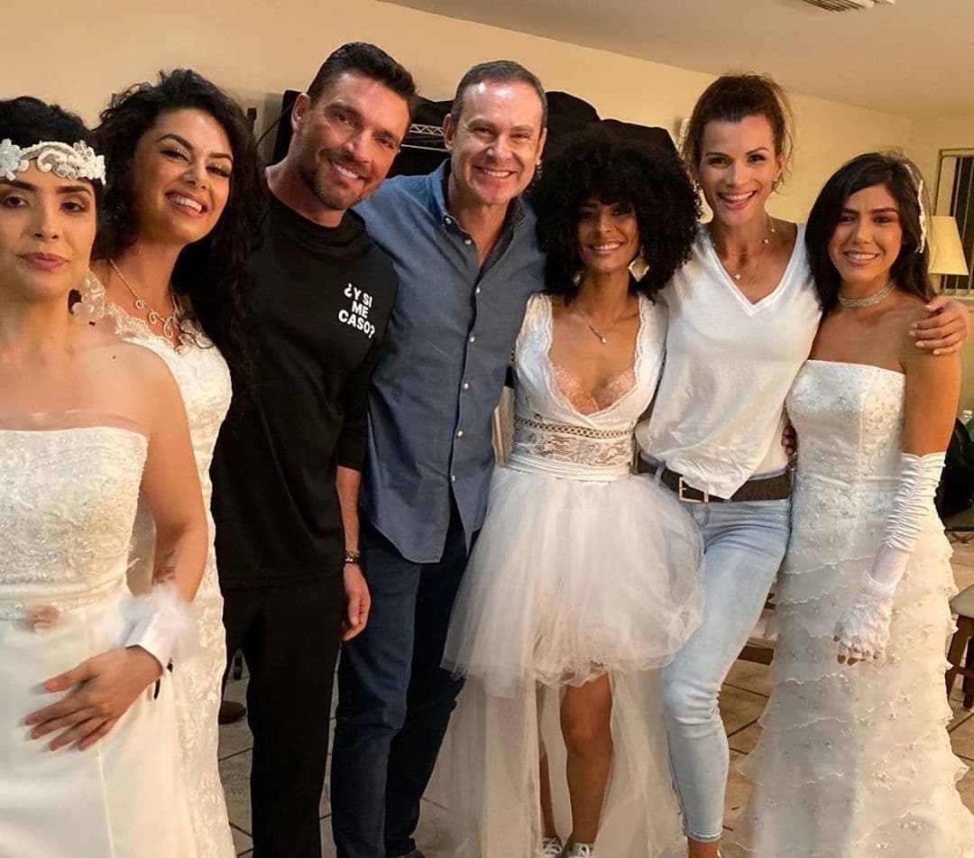 El conductor mexicano y su esposa disfrutaron la obra de teatro de Julián Gil y hasta se pasaron a lo camerinos para felicitarlo por la puesta en escena.