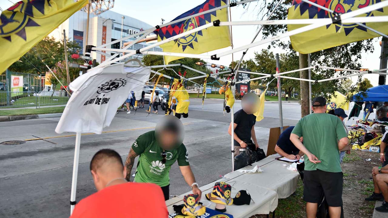 Tazas de café, termos, gorras y otras mercancías falsificadas con la marca registrada del Club América, equipo de fútbol profesional de la liga mexicana, fueron encontrados en la mesa de varios vendedores en Houston.