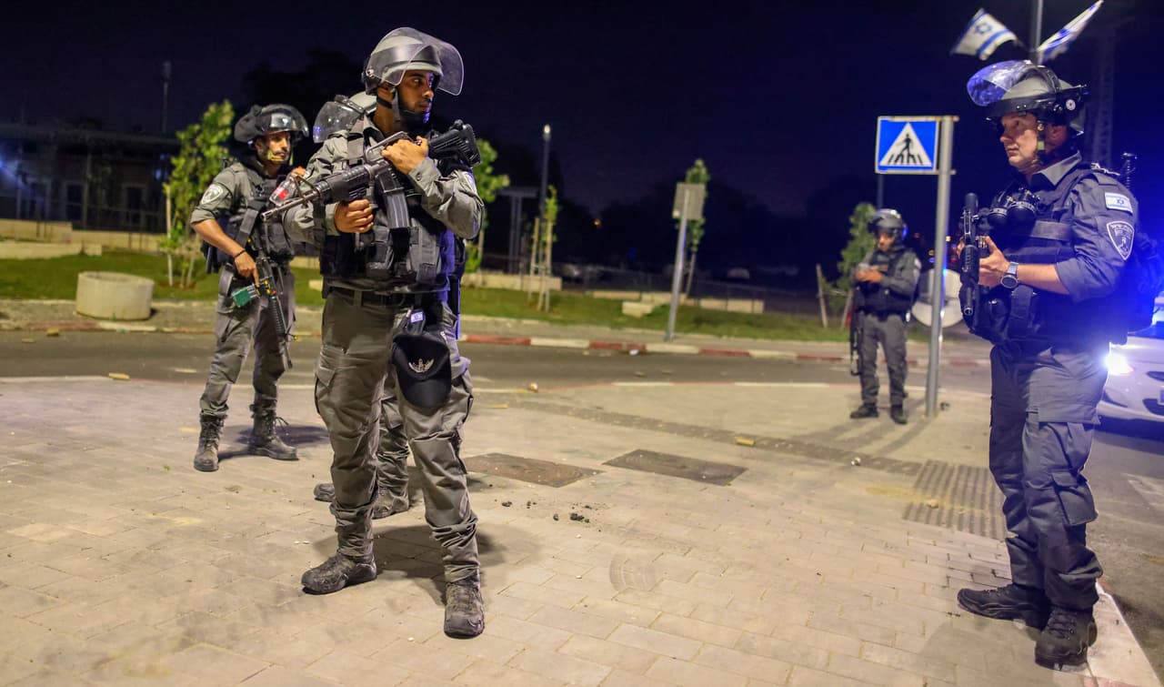 Fuerza de seguridad israelíes en Lod, cerca de Tel Aviv. Hamas, que gobierna en Gaza, anunció que reanudaría sus ataques y apuntó 100 cohetes a la ciudad desértica israelí de Beer-Sheva.