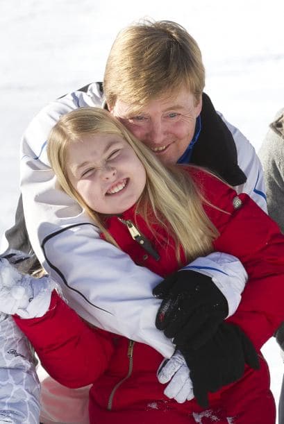 Catharina-Amalia es la hija del rey Willem Alexander y su esposa la reina Máxima. Willem ascendió al trono en 2013, luego de la abdicación del trono por parte de su madre, la reina Beatriz.La princesa de Orange, la mayor de tres hermanas, a sus 11 años va a un colegio público, practica judo, jockey, le encanta la actividad hípica y habla perfectamente holandés, español e ingles.Y aunque sus apariciones públicas por el momento son limitadas, sus papás se aseguran de incluirla en las actividades tradicionales y necesarias para su formación como futura reina.