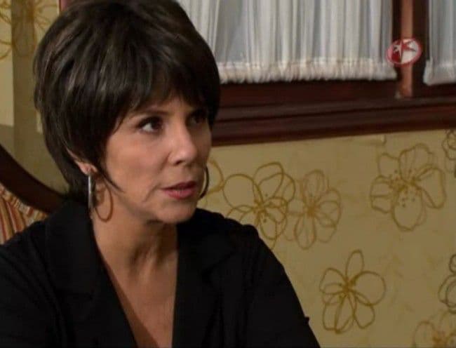 En su personaje de Antonia ocultó por un momento su enfermedad con amigos y familiares. En la vida real, Jones primero vio las alternativas, 
<b>pagó el tratamiento y luego habló públicamente del padecimiento </b>tras avisarle a su hijo, a su expareja Alejandro Camacho y al productor Rubén Lara, quien confirmó en exclusiva a Univision Entretenimiento la lamentable noticia.