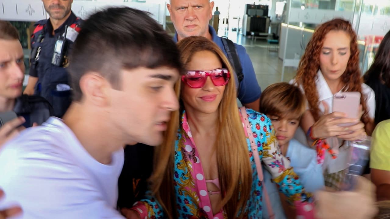 La llegada de Shakira a Barcelona se suscita en medio de rumores de un supuesto romance con Lewis Hamilton.