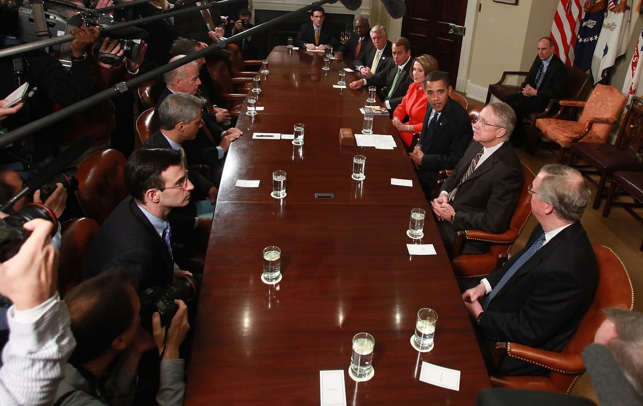 Cada vez que se reúne el presidente con los líderes del Congreso, la Casa Blanca hace la distribución de asientos como manda la estricta jerarquía política de Washington. En esta foto de enero de 2008 se ve al entonces recién investido presidente Barack Obama flanqueado por Pelosi, entonces presidenta de la Cámara de Representantes y por el senador demócrata Harry Reid, líder de la mayoría en el Senado. Los republicanos de las minorías, McConnell y el John Boehnr les acompañan.