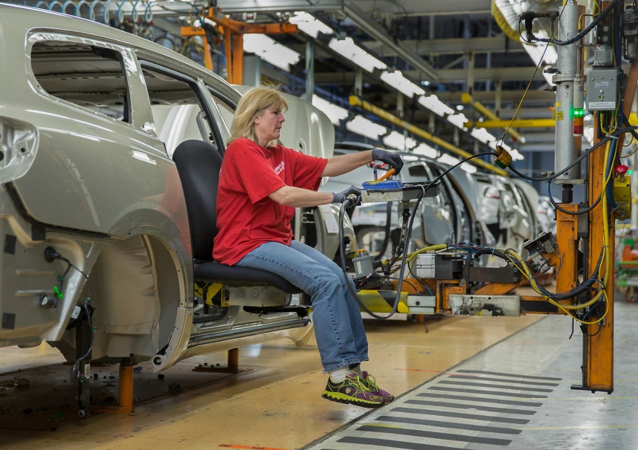 “Sugerimos encarecidamente a nuestras empresas en todos los sectores que una fecha a principios de mayo es demasiado riesgosa para nuestros miembros, sus familias y sus comunidades”, dijo Gamble.