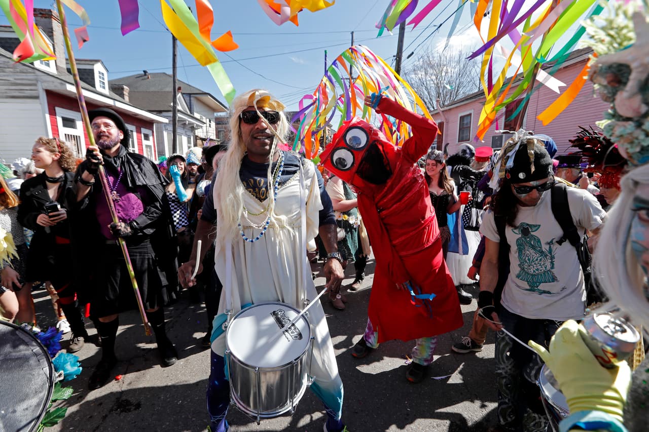 Baile, música y mucho alcohol acompañan a los que disfrutan la fiesta.
