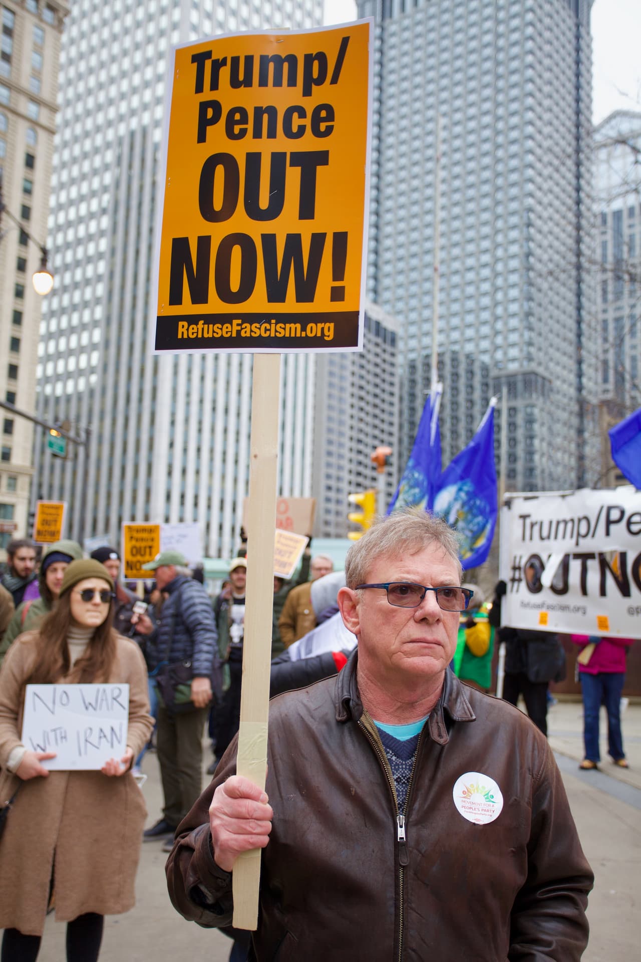 El Senador de Illinois, Dick Durbin publicó en un comunicado que "Mientras que el ex presidente Obama negoció con éxito un acuerdo de armas nucleares con Irán que incluía a Rusia y China, el presidente Trump se alejó del acuerdo y prometió una confrontación con Irán. Ahora Irak, un país donde Estados Unidos ha invertido miles de vidas estadounidenses y billones de dólares de los contribuyentes, se ha puesto del lado de Irán".