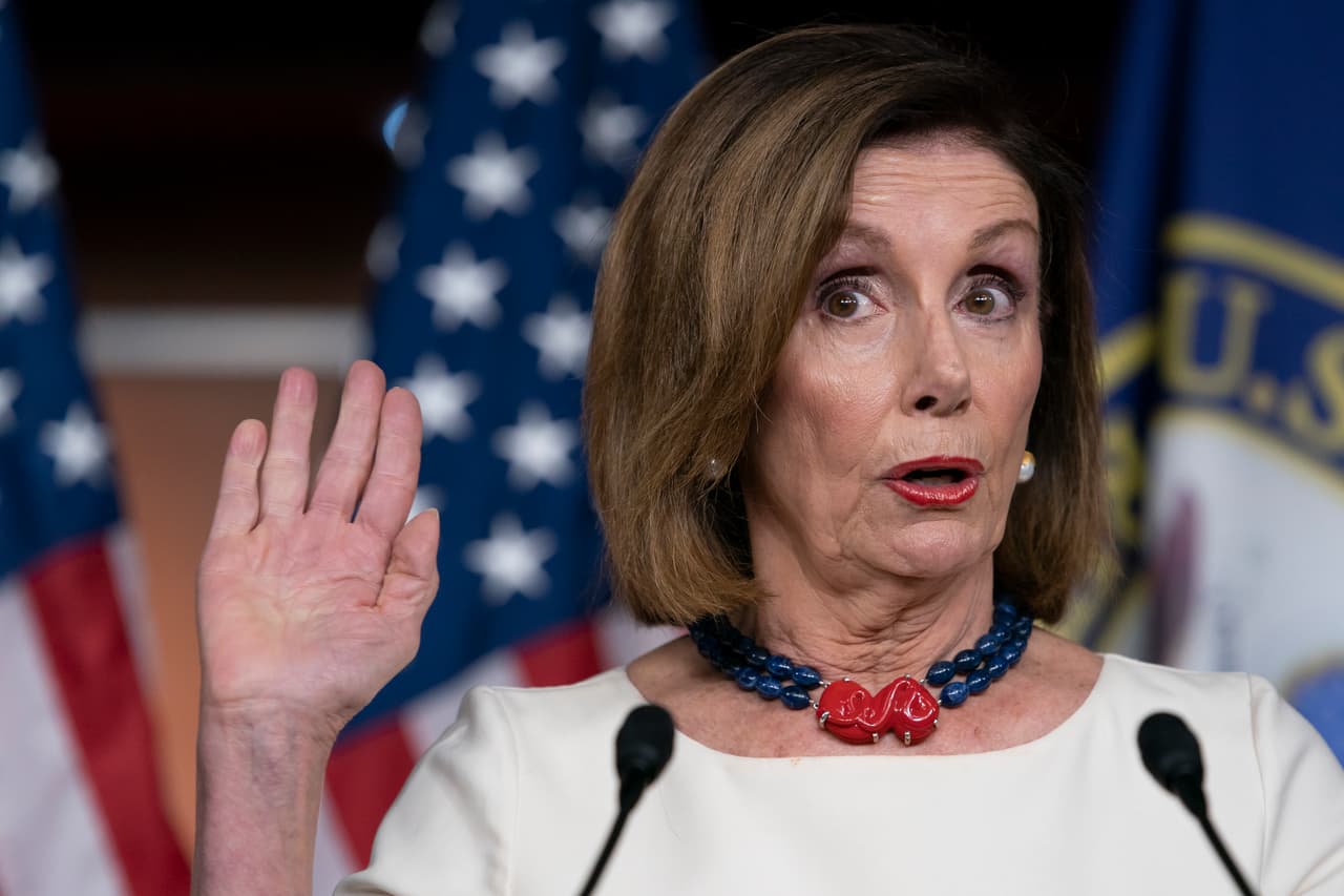<b>Nancy Pelosi, presidenta de la Cámara de Representantes. </b>
<a href="https://www.univision.com/noticias/politica/nancy-pelosi-anunciara-el-inicio-de-una-investigacion-formal-para-llevar-a-juicio-politico-a-donald-trump">Anunció el inicio formal de la investigación de juicio político a Trump</a>, algo que puede o no conducir a un 
<i>impeachment</i>. Una mayoría de los demócratas en la cámara baja apoyan el proceso: ellos actuarían como la parte acusadora en un eventual juicio político. El senado, de mayoría republicana, actuaría como jurado, supervisado por el juez principal de la Corte Suprema.