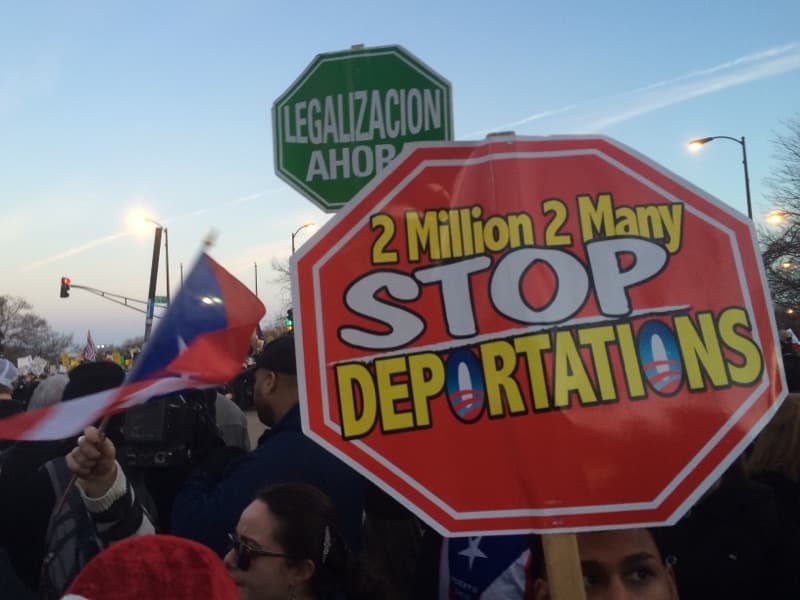 Cientos de personas se manifiestaron fuera del UIC pavilion donde Donald Trump se iba a presentar en un rally y que el candidato republicano canceló a minutos de empezar argumentando cuestiones de seguridad.