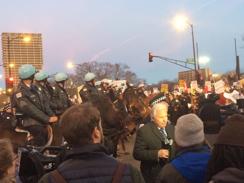 Seguidores y opositores de Trump se dieron cita en el pavellón de la universidad desde muy temprano.
