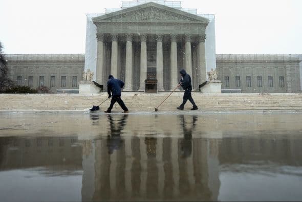 La capital estadounidense y su área metropolitana se encontraban este miércoles semiparalizadas a raíz de una de las peores tormentas invernales que golpea la zona, con proyecciones de más de 30 centímetros de nieve, ráfagas de viento y lluvias.