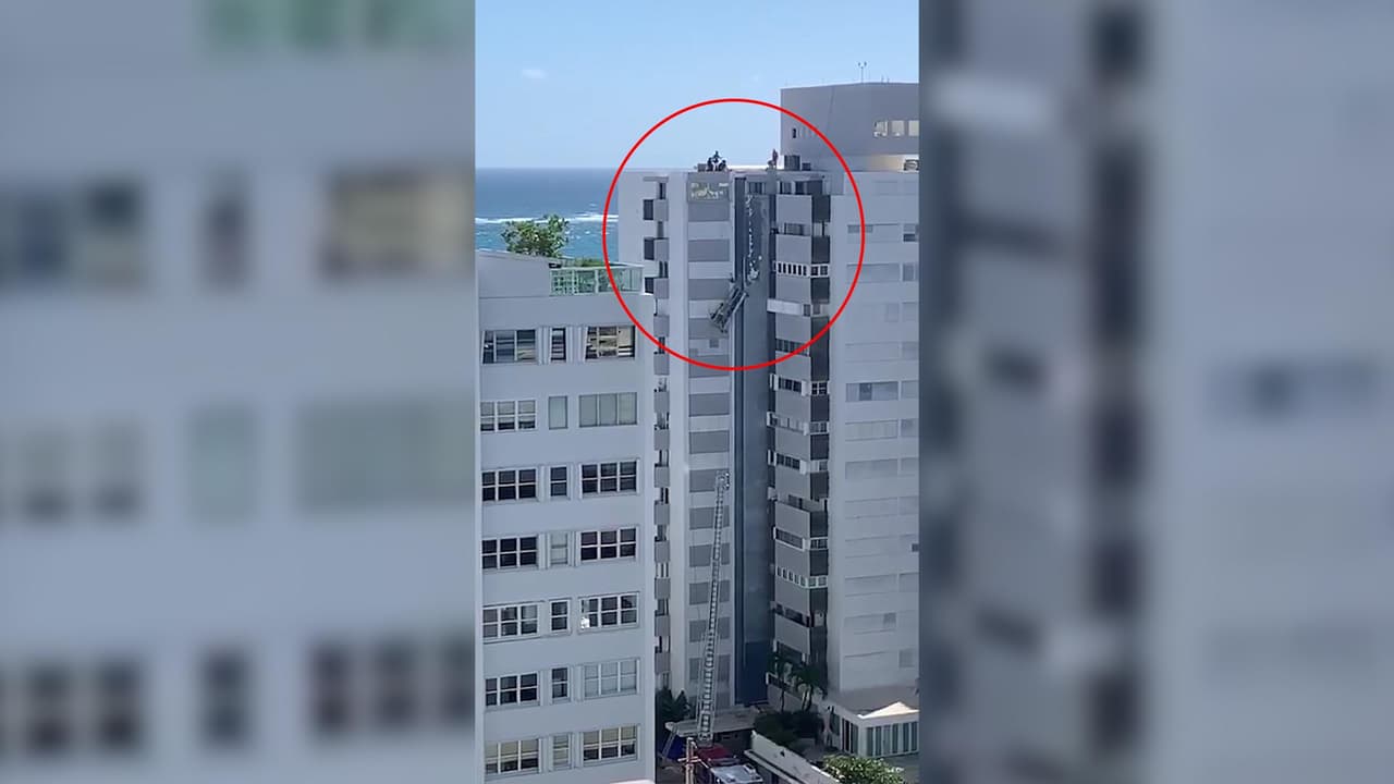 Bomberos rescatan a trabajadores que sufrieron accidente en un andamio en Condado