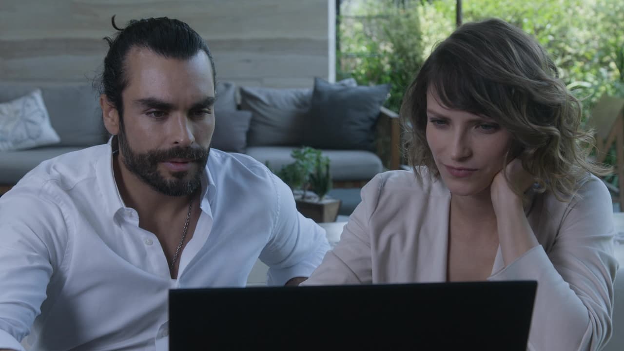 Si bien José Carlos recién acaba de declarar su amor a Leonora Navarro (Paulette Hernández), la esposa de su hermano Alejandro, y no tiene certeza de si es correspondido, en la vida real su situación es otra.