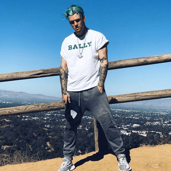 "Cuando tenía cerca de 13 años, empecé a notar que hallaba atractivos a los chicos y a las chicas. Pasaron los años y continuaba pensando en esto, pero fue hasta los 17, luego de algunas relaciones con chicas, que tuve una relación con un hombre que me atraía, con quien trabajaba y con quien había crecido", detalló el cantante.