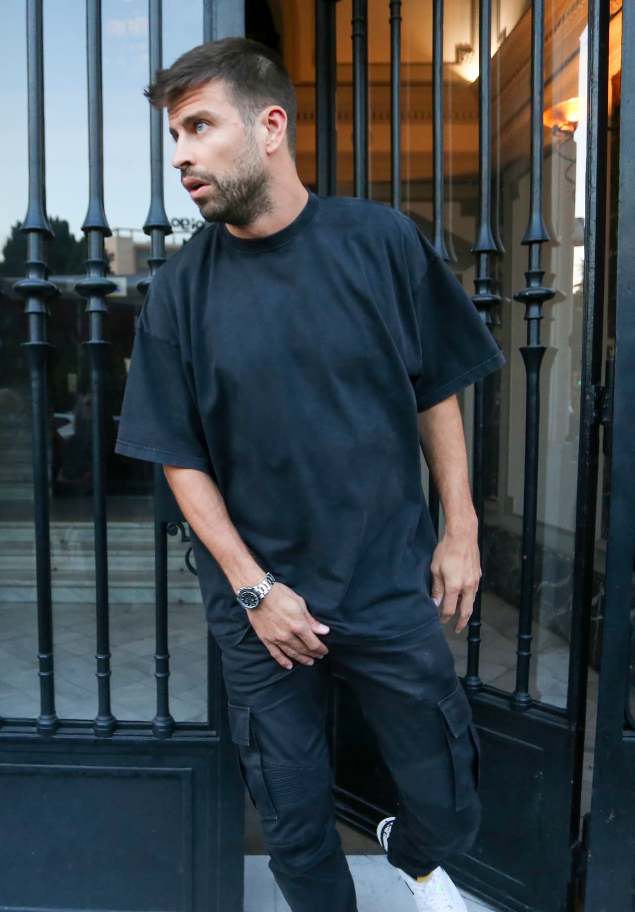 Fue abordado por Jordi Martin, corresponsal de 
<b>El Gordo y La Flaca</b>, quien le cuestionó no solo sobre sus hijos sino también por 
<b><a href="https://www.univision.com/famosos/gerard-pique-shakira-instagram-clara-chia-marti-fotos" target="_blank">su supuesta novia Clara Chía Marti. </a></b>
<br>