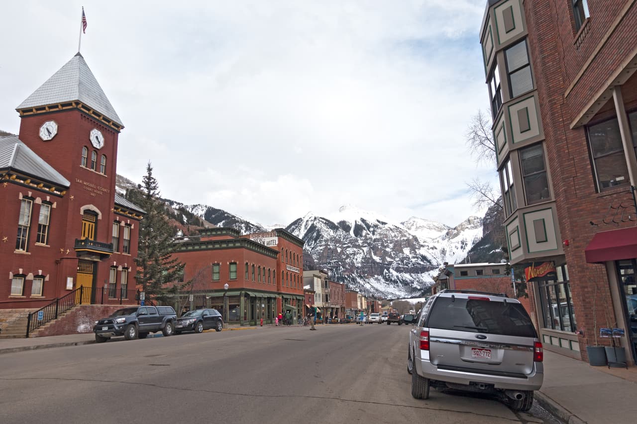 <b>Puesto 6: Condado de San Miguel (Colorado)</b>
<br>
<br>Este condado al oeste de Colorado es fronterizo con Utah, está a unas 120 millas del Parque Nacional Arches.
<br>
<br>
<b>Datos destacados de San Miguel:</b>
<br>
<br>La expectativa de vida en este condado es de 104.7 años de edad (el promedio nacional es de 77.5 años).
<br>
<br>94.0% de la población culmina la secundaria (el promedio nacional es de 89.3%) y 64.8% tiene un grado de estudios avanzados (el promedio nacional es de 29.8%). El gasto anual por estudiante es de 20,727 dólares (el promedio nacional es de 12,523 dólares).
<br>
<br>La tasa de desempleo es de 2.7% (el promedio nacional es de 3.7%).
<br>
<br>88% de la población se encuentra a menos de media milla de un parque (el promedio nacional es de 18.0%) y tiene 37.7 puntos de venta de alimentos locales por cada 100,000 habitantes (el promedio nacional es de 4.3 por cada 100,000 habitantes).
<br>
<br>La prevalencia de diabetes en San Miguel es de 6.4% (el promedio nacional es de 10.5%) y la prevalencia de obesidad es de 21.8% (el promedio nacional es de 35.5%).
